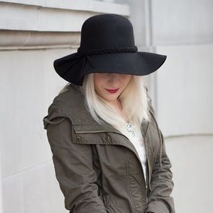 ✨Like New✨ HP✨ Wide Brim Floppy Wool Fedora Hat